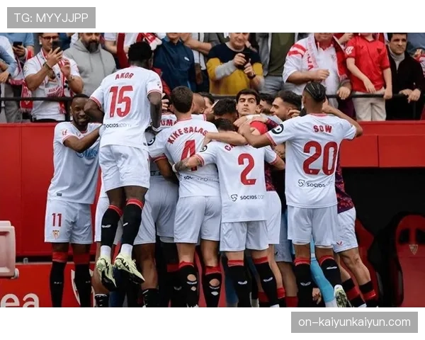 特写：塞维利亚球迷组织发起“清洁看台”公益活动